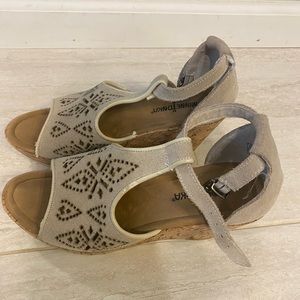 Minnetonka women’s wedge sandals size 9.